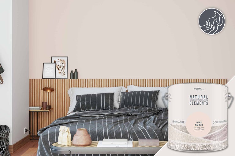 Schlafzimmer mit Bett und einer Dose Lehmfarbe