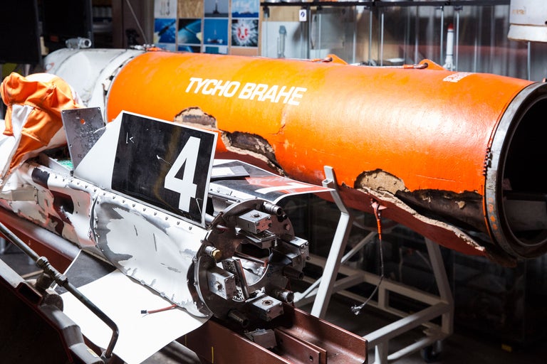 Beschädigtes Raumschiff Tycho Brahe mit der Nummer 4 auf dem Rumpf