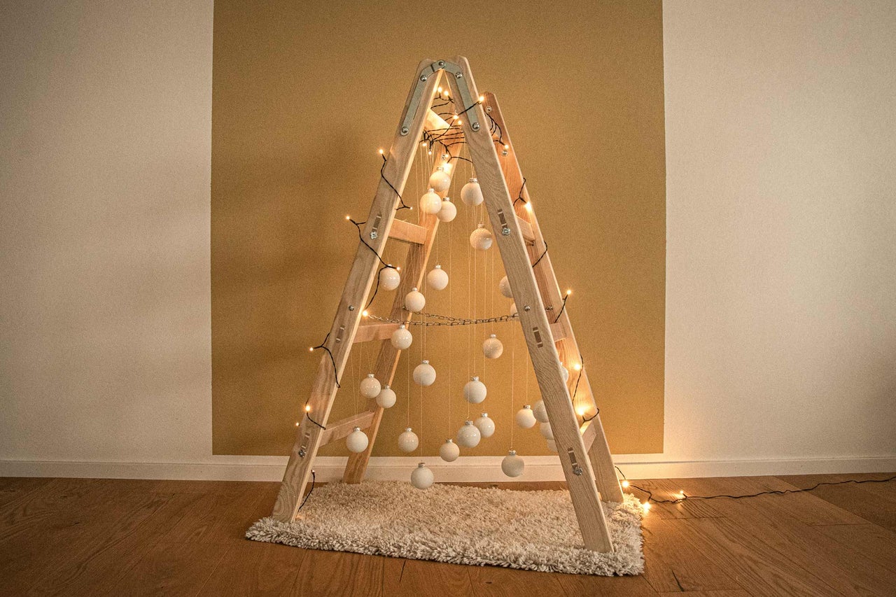 Dekorative Leiter mit Kugeln und Lichterkette als Weihnachtsbaumalternative