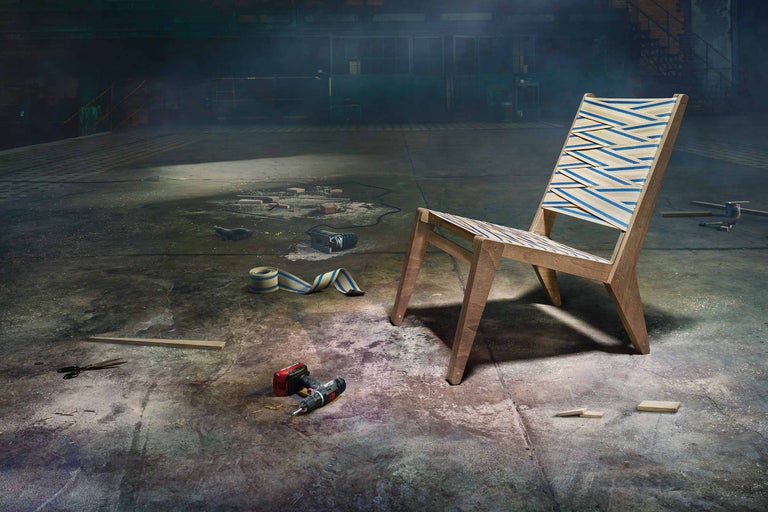 Holzstuhl mit Gurtbandbespannung, Akkuschrauber und Werkzeuge auf dem Boden