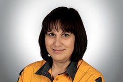 Porträt einer Frau mit Arbeitskleidung