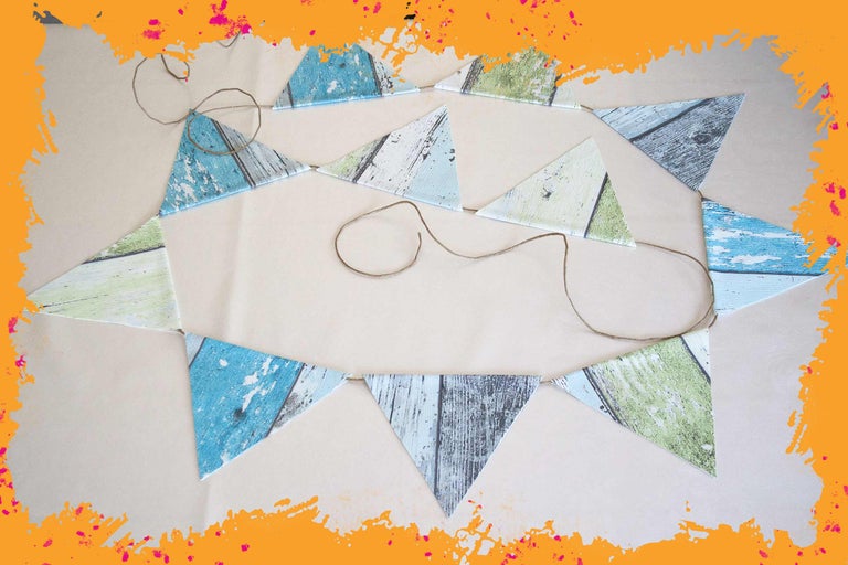 Dekorative Dreiecks-Girlande mit Holzoptik und Kordelaufhängung