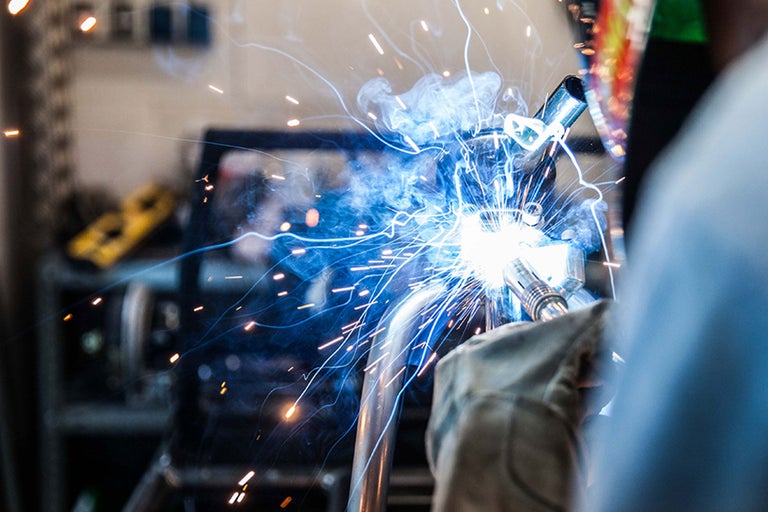 Schweißer beim Schweißen von Metall mit Lichtbogen