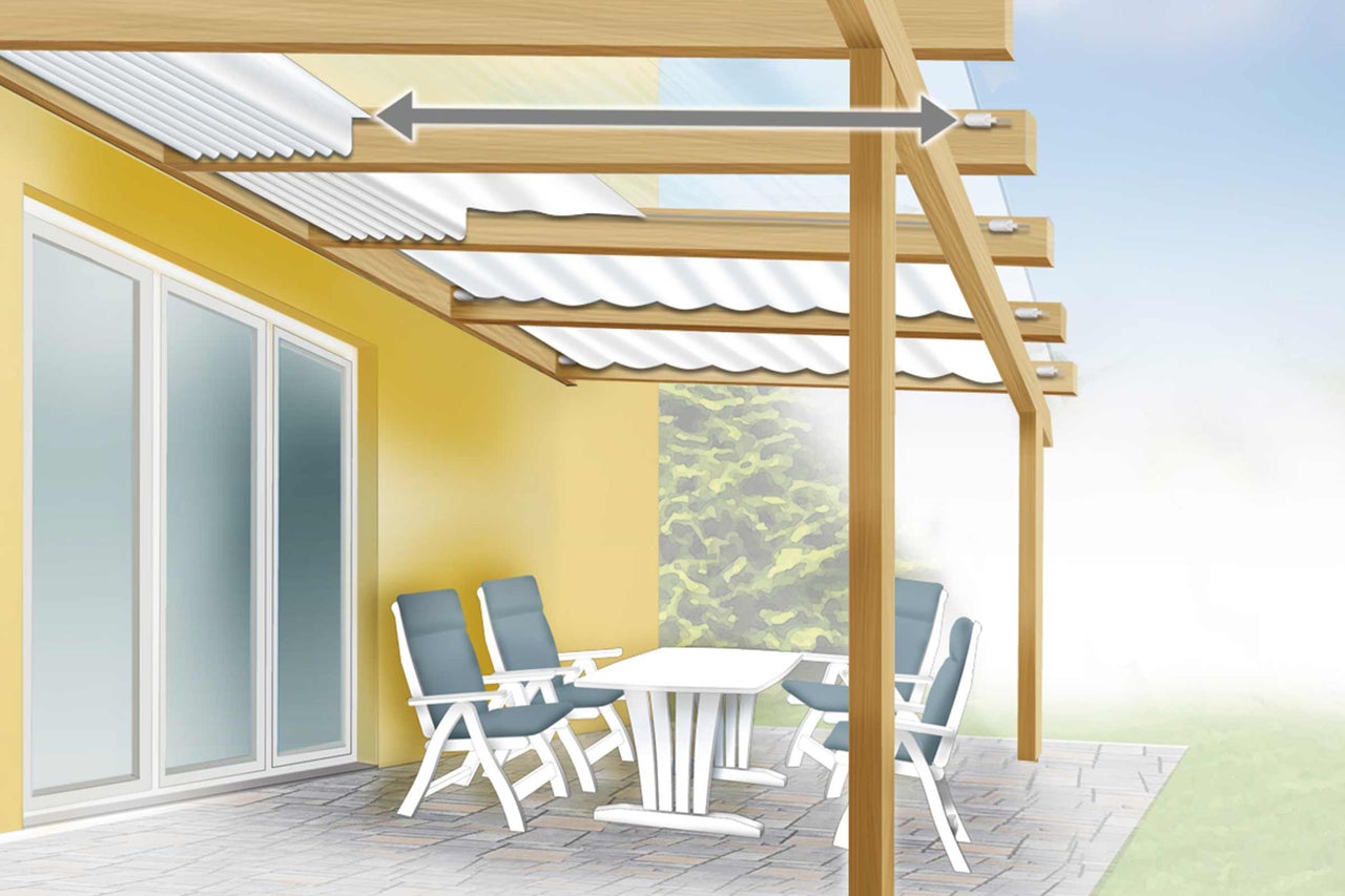 Terrasse mit Holzkonstruktion und transluzenten Dachplatten sowie Sitzgruppe