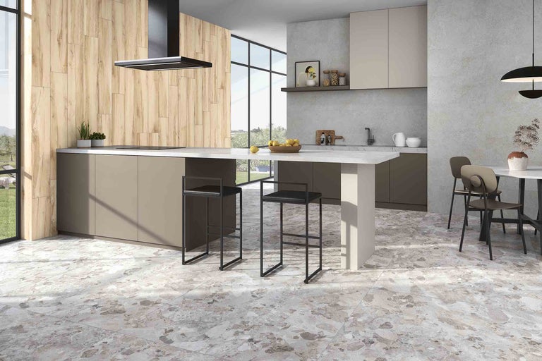 Helle, moderne Küche mit Kochinsel, Barhockern und Fliesenboden in Marmoroptik