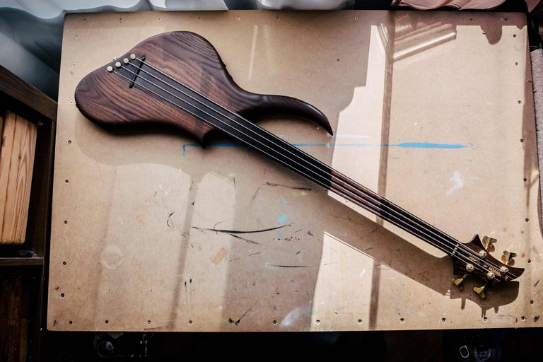 Halslose E-Bassgitarre aus Holz