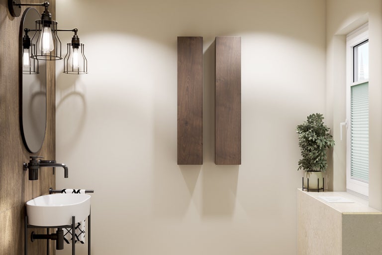 Modernes Badezimmer mit weißem Waschbecken, schwarzer Armatur, ovalem Spiegel und zwei vertikalen Hängeschränken in Holzoptik.