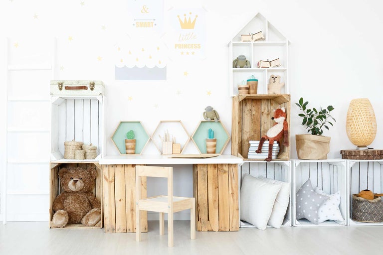 Kinderspielzimmer mit Schreibtisch aus Holzkisten, Holzstuhl und Dekorationen