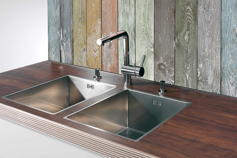Doppelspülbecken aus Edelstahl mit Armatur auf Holzarbeitsplatte