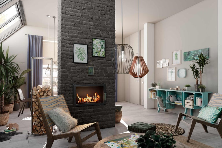 Wohnzimmer mit gemauerter Kaminwand, Dekorationen und Holzsitzmöbeln.