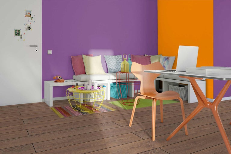 Helles Zimmer mit Sofa, Tisch und Stuhl für ein modernes Ambiente