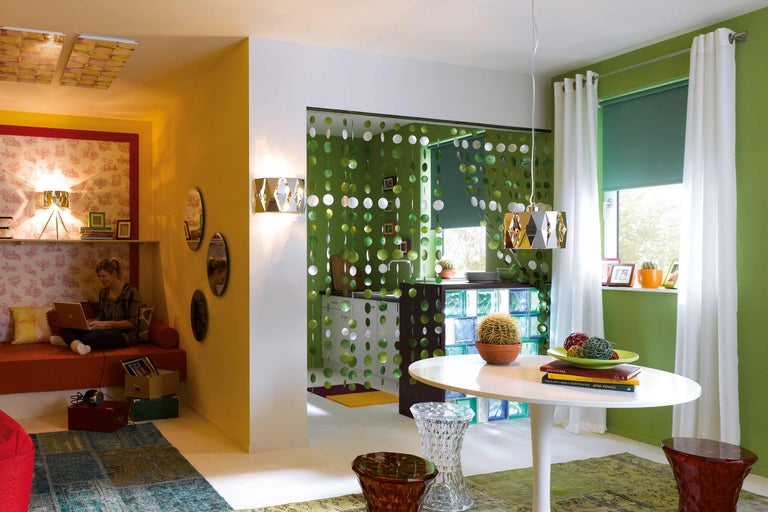 Heller Wohnraum mit Sitzbereich, Esstisch und dekorativen Elementen