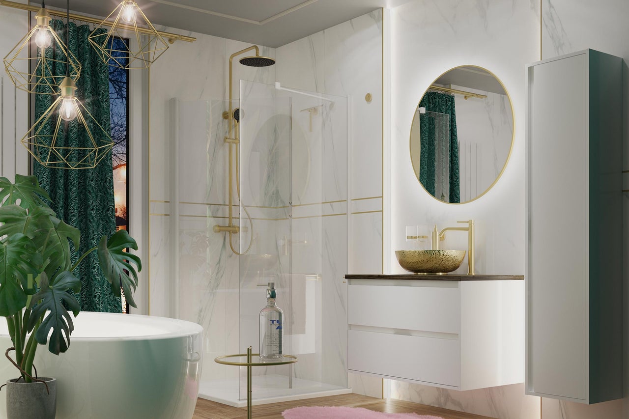 Helles Badezimmer mit Badewanne, Dusche, Waschtisch, Spiegel und Dekorationen für ein modernes Ambiente