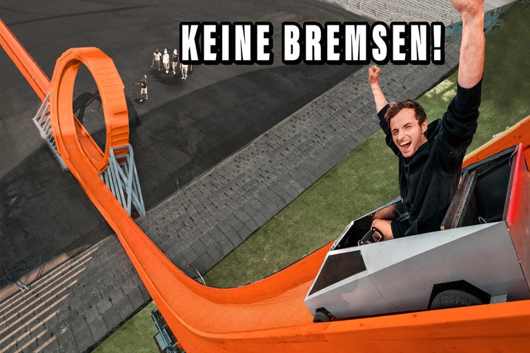 Mann fährt mit einem Fahrzeug ohne Bremsen eine Achterbahn hinunter.