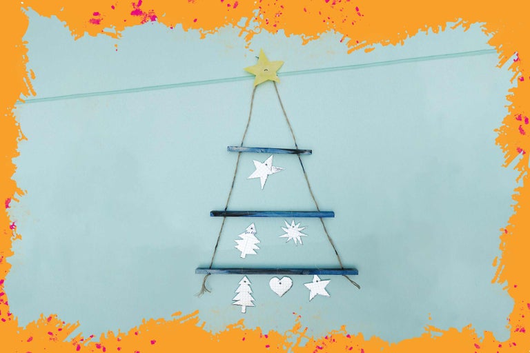 Dekorativer Weihnachtsbaum aus Holz mit Sternen und Anhängern