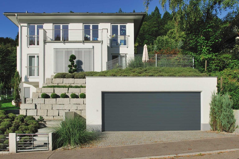 Modernes Haus mit Garage und Rolltor