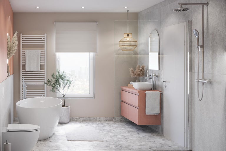 Helles Badezimmer mit Badewanne, Waschtisch, Dusche und Handtuchwärmer