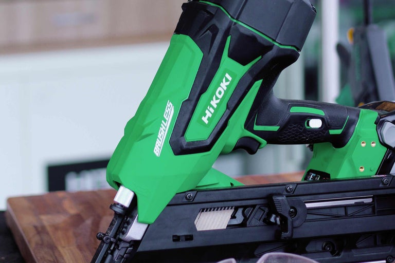 HiKoki Logo auf einem Akku Nagelgerät