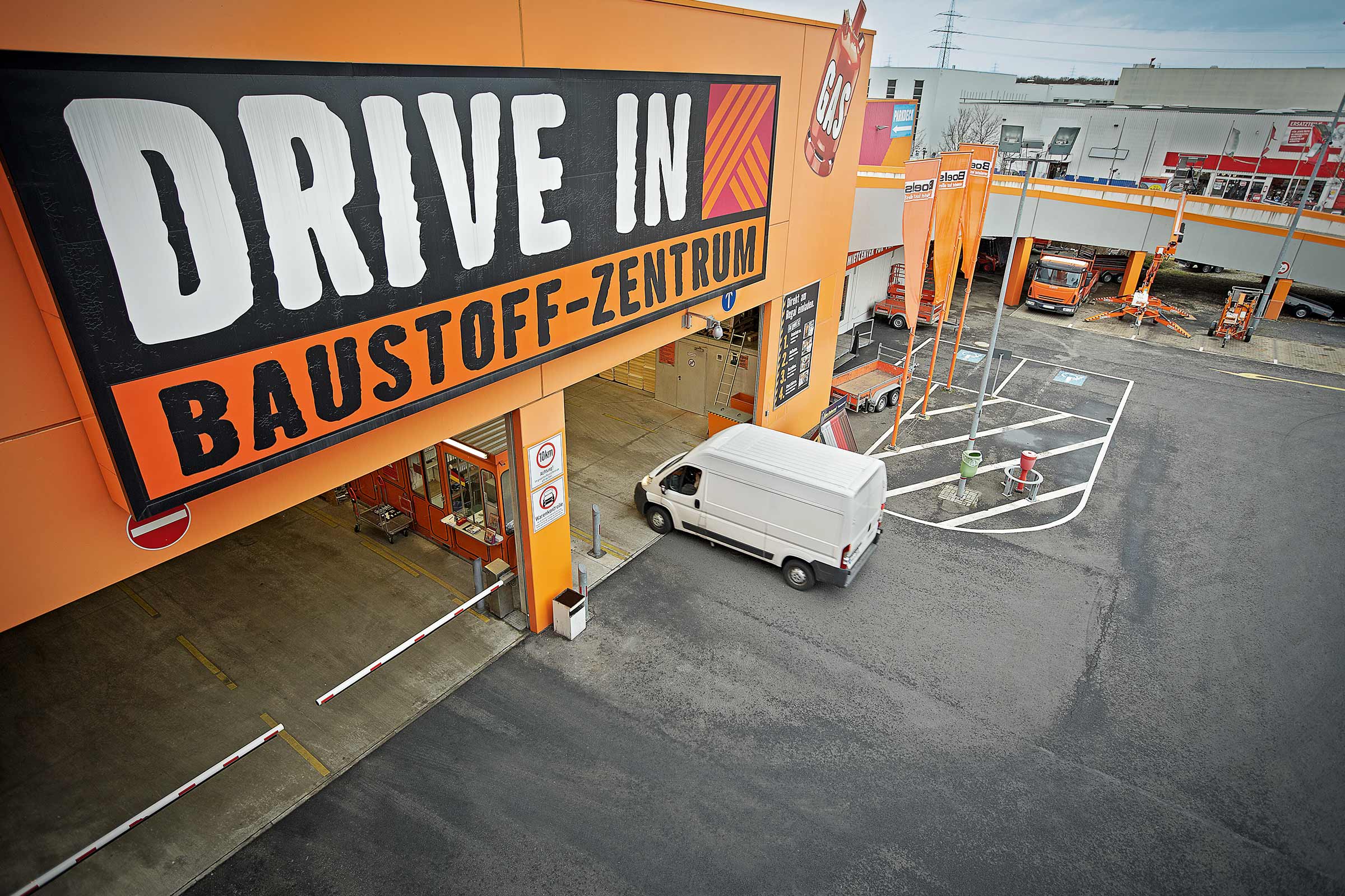 Ansicht des Drive-In Baustoff-Zentrums von Hornbach mit einem Lieferwagen