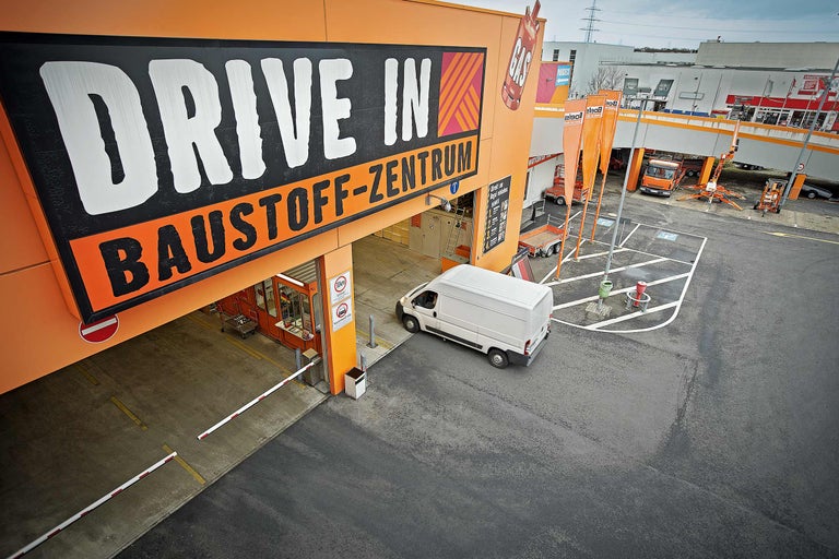 Ansicht des Drive-In Baustoff-Zentrums von Hornbach mit einem Lieferwagen