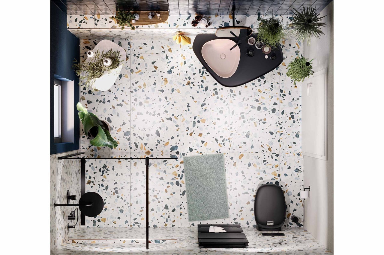 Badezimmer mit Dusche, Waschtisch, Toilette und Terrazzoboden
