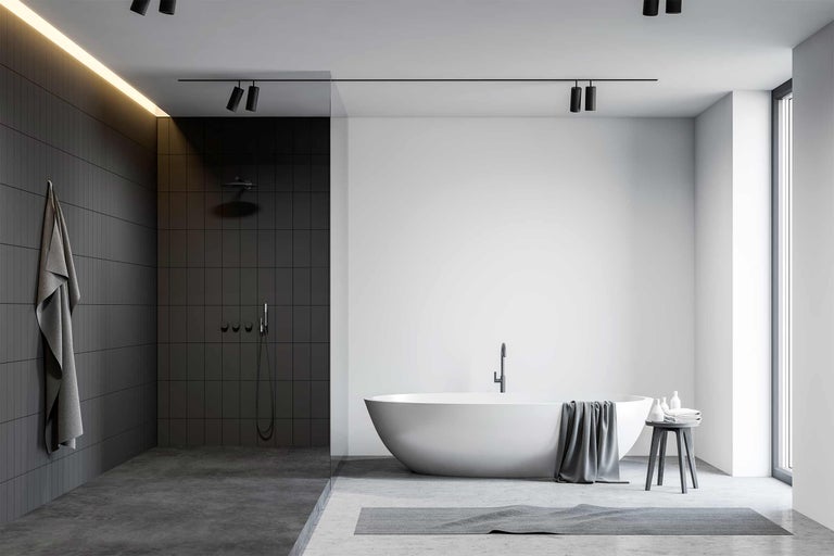 Modernes Badezimmer mit freistehender Badewanne, Dusche und grauen Fliesen