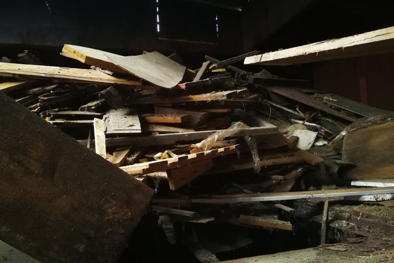 Haufen von Holzabfällen in dunkler Umgebung