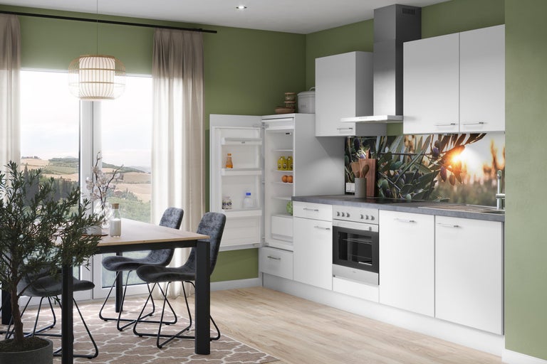 Helle Küche mit Esstisch, Stühlen und modernen Geräten für ein angenehmes Ambiente.