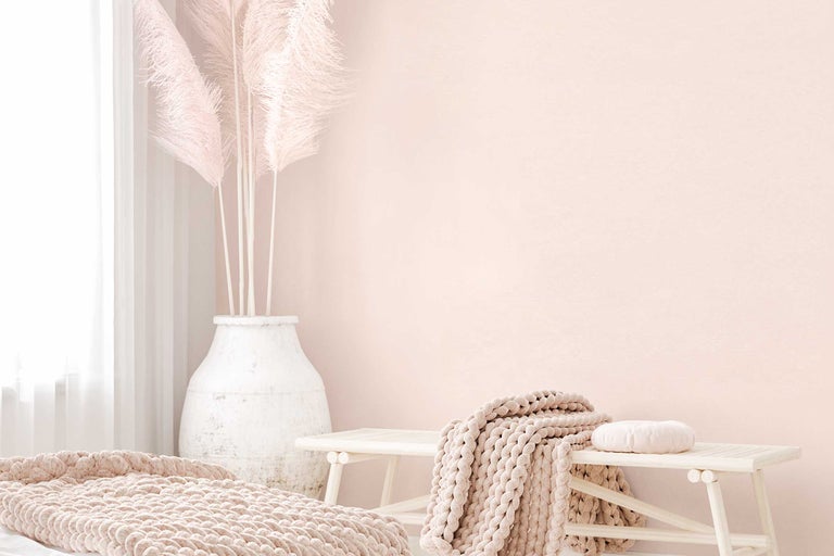 Helle Inneneinrichtung mit Bank, Decke und Vase mit Federgras