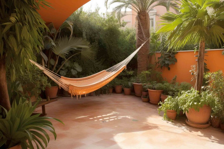 Szene mit einer Hängematte in einem Garten mit Palmen und Topfpflanzen für eine entspannende Atmosphäre