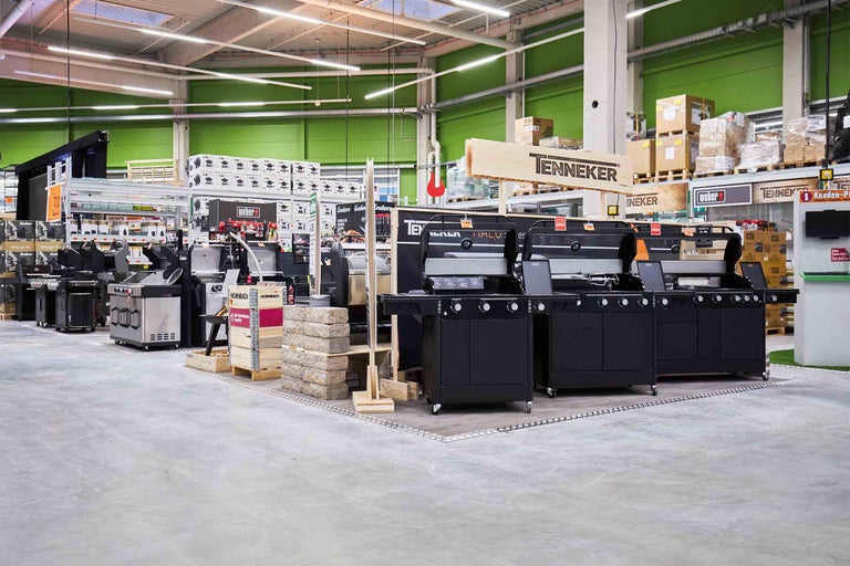 Ausstellung mit verschiedenen Grillgeräten in einem Hornbach Markt.