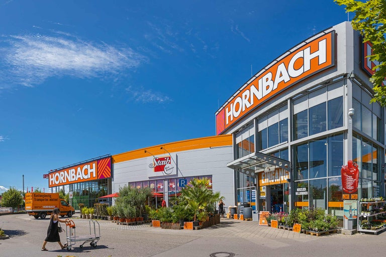 Außenansicht eines Hornbach Baumarktes an einem sonnigen Tag