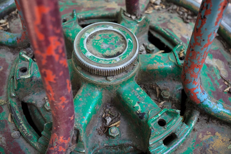 Detailaufnahme eines grünen, gebrauchten Karussellteils mit Farbabplatzungen