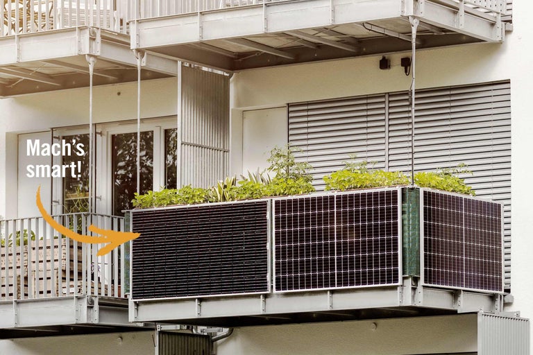 Balkonsolaranlage mit Pflanzen auf einem Balkon