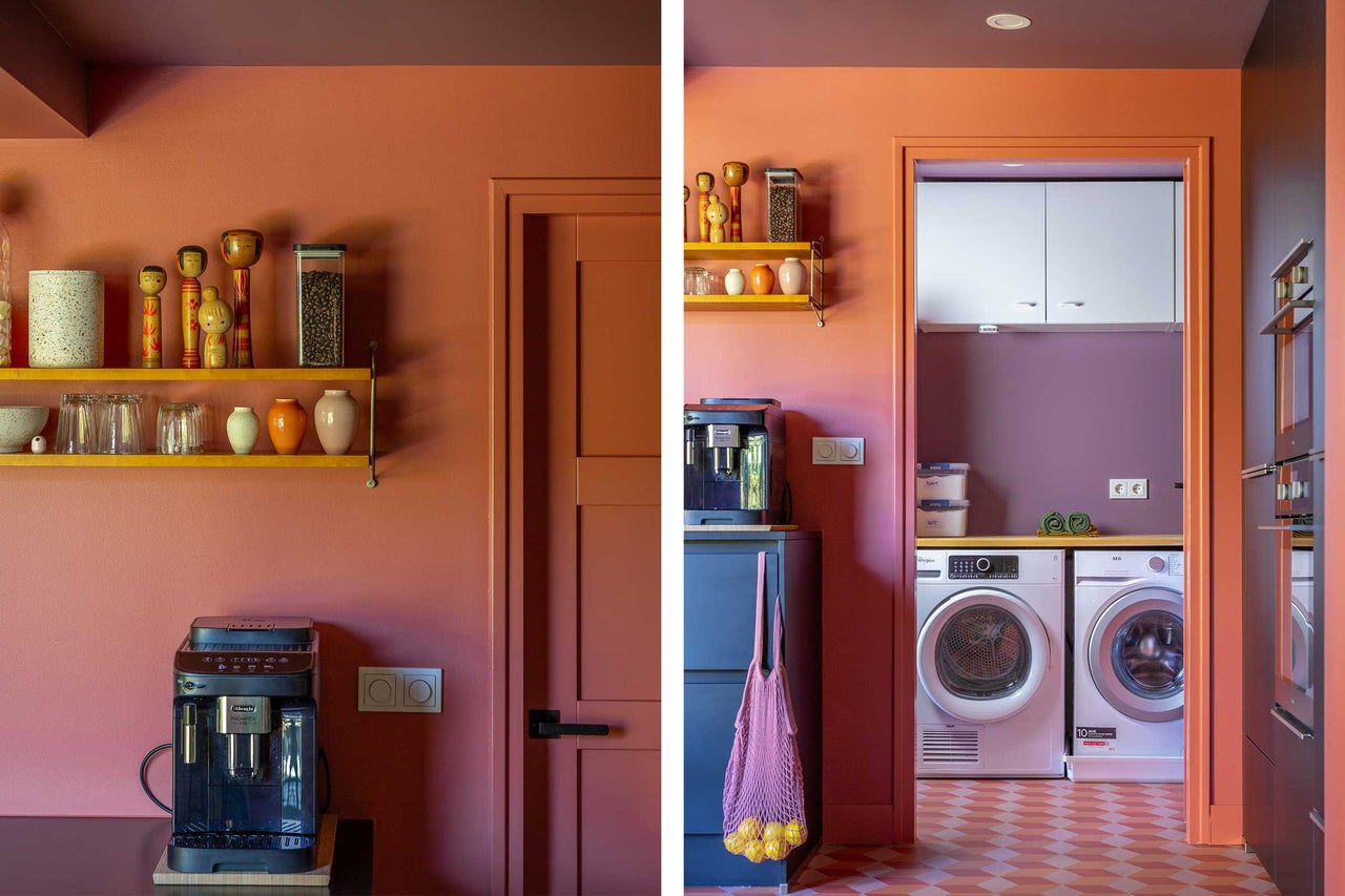 Einrichtung einer farbenfrohen Küche mit Regalen, Kaffeemaschine und Waschmaschinen