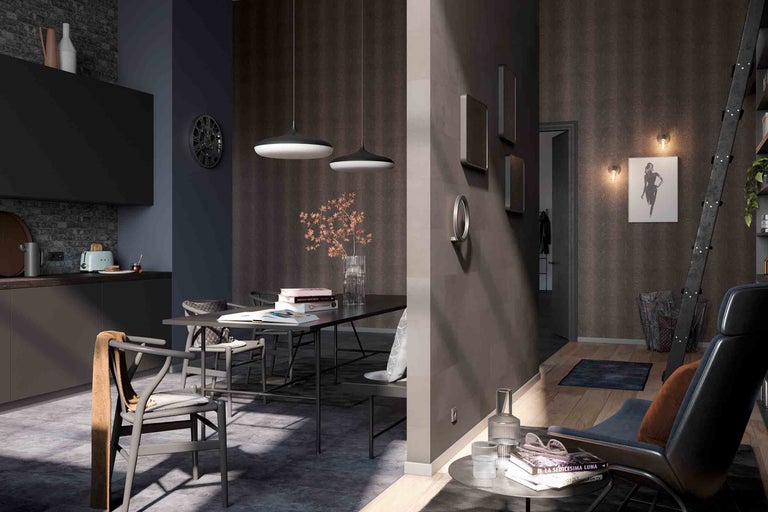 Wohnraum mit Esstisch, Stühlen, Pendelleuchten und dekorativen Elementen