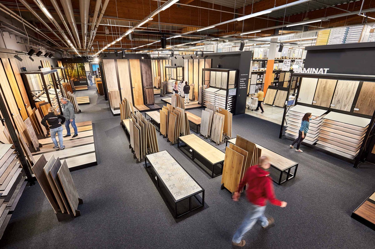 Übersicht eines Hornbach Marktes mit verschiedenen Bodenbelägen zur Auswahl.