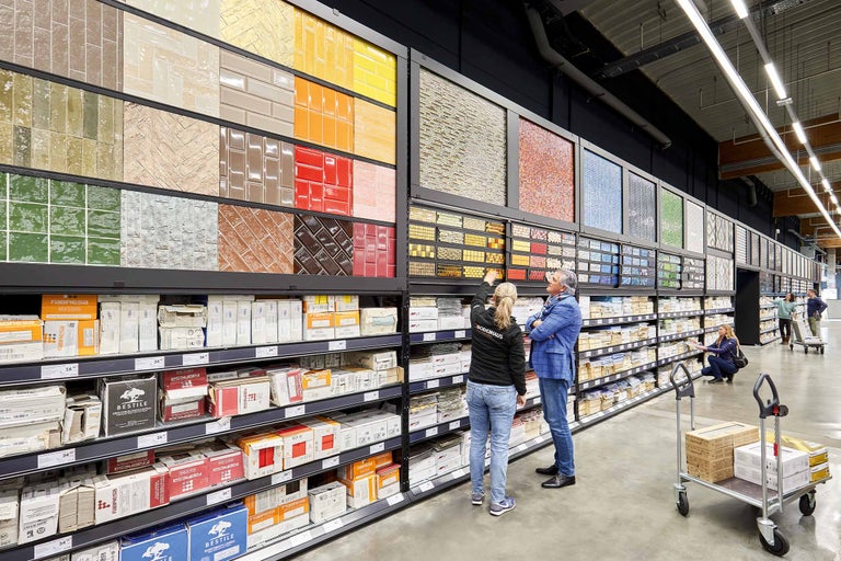 Regale mit Fliesenmustern und Fliesenverpackungen in einem Hornbach Markt.
