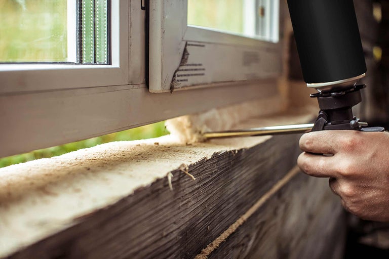 Fensterinstallation mit Bauschaumpistole zum Abdichten von Fugen