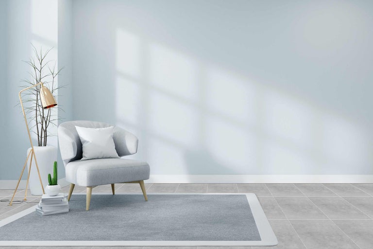 Wohnzimmer mit Sessel, Teppich und Stehlampe