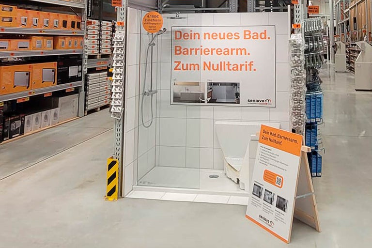 Ausstellungsstück für ein barrierefreies Badezimmer mit Dusche und Toilette im Hornbach Markt