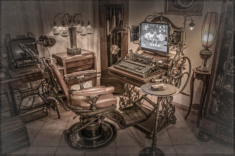 Steampunk-Büro mit Schreibtisch, Stuhl, Lampe und Uhr