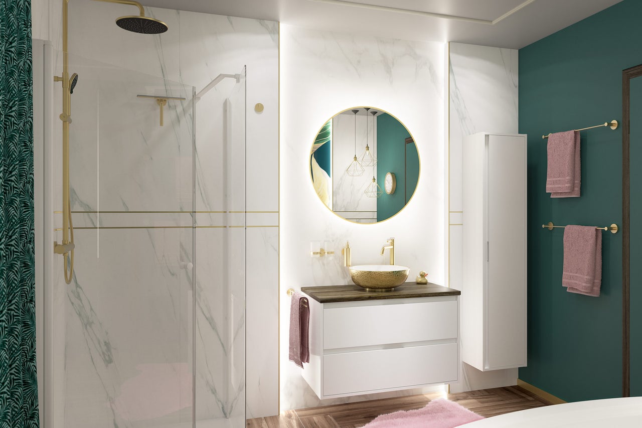 Modernes Badezimmer mit Marmorwand, goldener Regendusche, weißem Waschtisch mit goldener Waschschale und rundem LED-Spiegel.