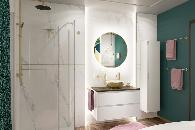 Modernes Badezimmer mit Marmorwand, goldener Regendusche, weißem Waschtisch mit goldener Waschschale und rundem LED-Spiegel.