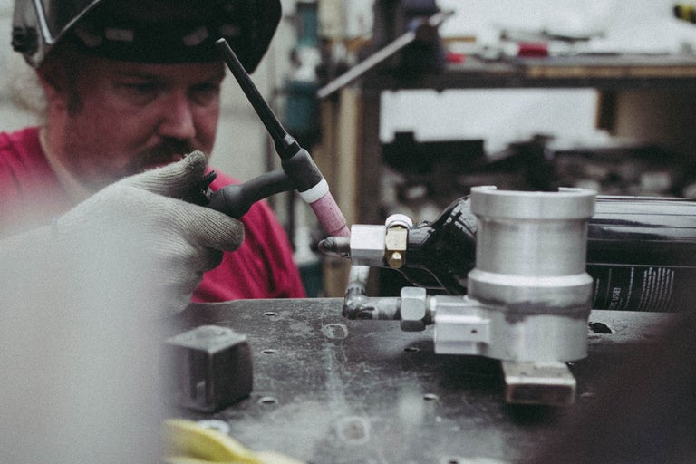 Schweißer mit Schweißgerät bei der Arbeit