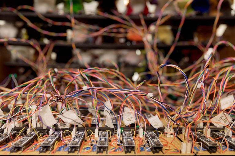 Elektronische Schaltung mit diversen Kabeln und Bauteilen