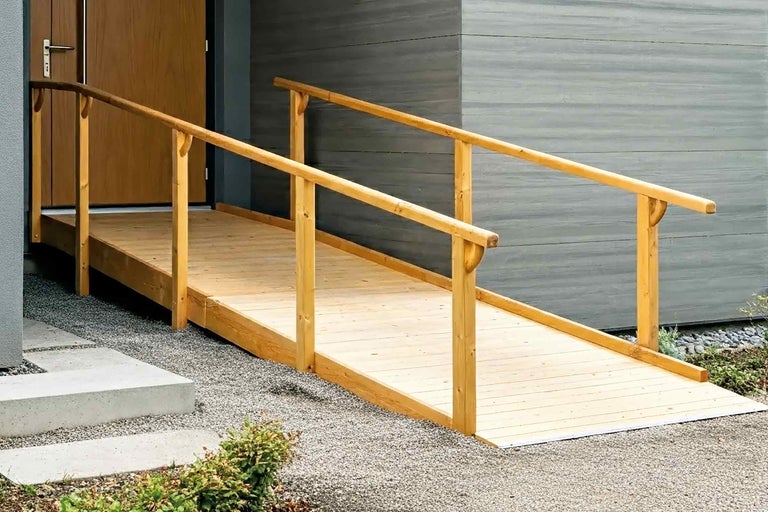 Holzrampe mit Geländer für einen barrierefreien Zugang zum Haus