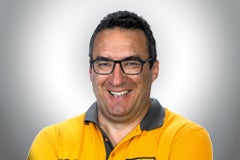 Porträt eines lächelnden Mannes mit Brille