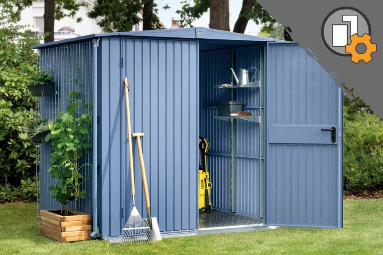 Geräumiger Gartenschuppen mit geöffneten Türen und Gartengeräten