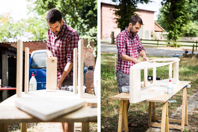 Mann baut im Freien ein Holzregal